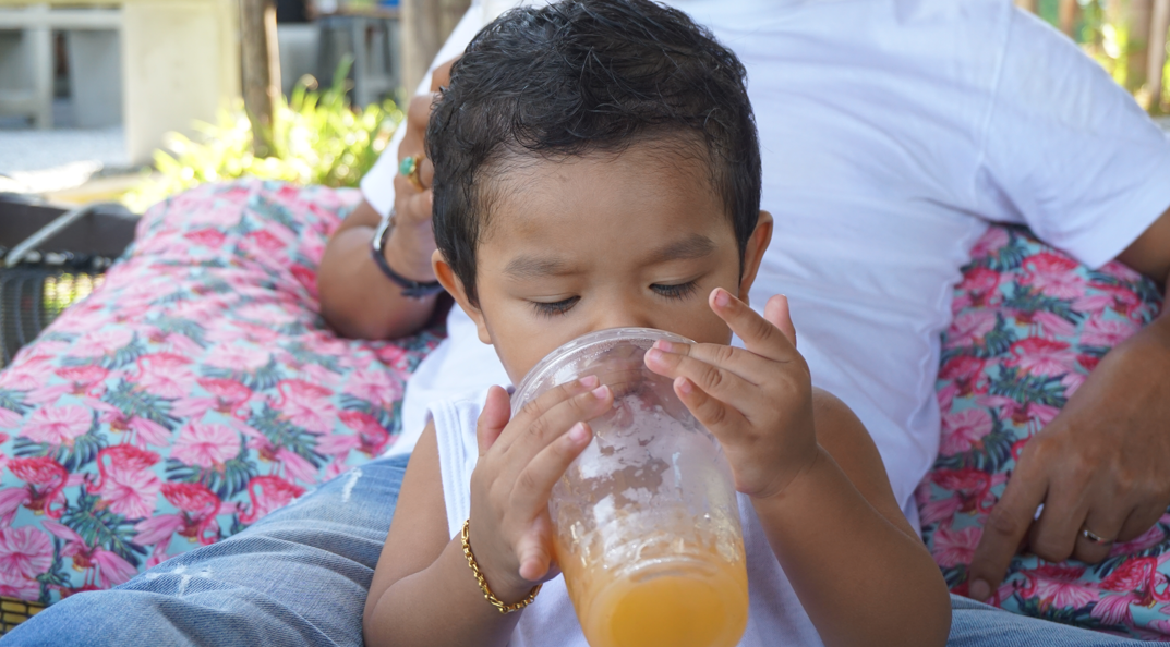 es batu bikin batuk, batuk setelah minum es, minuman dingin penyebab batuk, anak batuk minum es, alergi minuman dingin, kesehatan anak ibu muda,Bunda, si Kecil